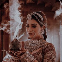 Royal Indian Bride Aesthetic, Rajputi Makeup Look, Royal Bridal Photoshoot, Jodha Inspired Bridal Look, Royal Photoshoot Ideas Indian, Royal Photo Shoot Ideas, Royal Rajasthani Aesthetic, Rajput Bride Royal, Royal Rajasthani Bride