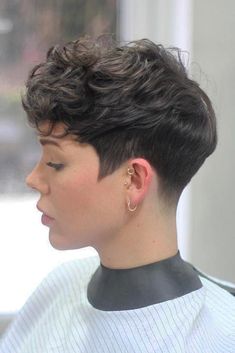 Pixie Haircut For Straight Fine Hair, Fade Haircut Women, Super Curly Hair, Curly Pixie Hairstyles, Androgynous Hair, Thick Hair Cuts, Taper Fade Haircut, Tapered Haircut, Long Gowns