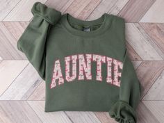 Auntie Sweatshirt, Auntie Christmas Sweater, Coquette Christmas Sweater, Christmas Bows, Gift for Aunt, Auntie Pullover, Aunt Crewneck - Direct to Garment Printed on Gildan 18000 Crewneck Sweatshirts - 50% cotton, 50% polyester - Medium weight fabric - Sweatshirt sizes are unisex, please refer to sizing chart in listing photos CARE - Machine wash: cold (max 30C or 90F); Do not bleach; Tumble dry: low heat (hang dry recommended!); Iron, steam or dry: low heat; Do not dryclean. RETURN/EXCHANGE POL Auntie Sweatshirt, Gift For Aunt, Coquette Christmas, Photo Care, Sweater Christmas, Aunt Gifts, Christmas Bows, Sizing Chart, Christmas Sweater