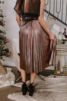 - This sleek skirt is sure to sweep you off your feet! - Lightweight rose gold colored metallic material - Flirty pleated feature - Elastic waistband - Flowy, relaxed silhouette that ends in a straight ankle length hemline Measurements S : Hip 28", Length 30.5", Waist 22-24". M : Hip 30", Length 30.5", Waist 24-26". L : Hip 32", Length 31", Waist 26-28". Tea Length Metallic Skirt, Rose Gold Silk Skirt, Chic Metallic Flowy Skirt, Metallic Gold Skirt, Chic Metallic Pleated Skirt, Metallic Midi Skirt, Winter Mini Dresses, Metallic Skirt, Metallic Fabric