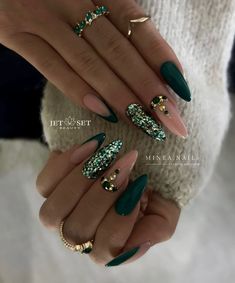 Emerald Green Christmas Nails, Glitter Christmas Nails, Nail Art Vert, Gold Nail Ideas, Christmas Sweater Nails, Christmas Nail Ideas, Emerald Nails, Emerald Green And Gold, Dark Green Nails