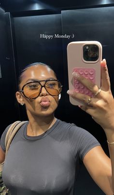 Mirror Selfie Black Women, Selfie With Glasses, Woman Mirror Selfie, Mirror Selfie Black, Woman Mirror, Mirror Selfie Aesthetic, Selfie Aesthetic, Black Femininity, Stylish Glasses