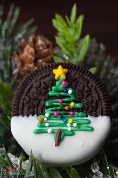 an oreo cookie decorated to look like a christmas tree