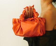 Ce sac à main est inspiré du sac à nœud Furoshiki. Il a une fermeture à bouton Beau satin avec une finition métallique douce Vous pouvez choisir d'en avoir un rond recouvert du même tissu que le sac ou un joli bouton vintage. Veuillez noter votre choix dans la section note Il est entièrement doublé, et malgré sa petite taille, il est très spacieux. Extérieur : satin Doublure : Satin PETIT environ 28cm x 15cm / 6"x11" Les tailles peuvent varier légèrement entre chaque sac car il est fabriqué à la Orange Evening Shoulder Bag With Removable Pouch, Evening Orange Shoulder Bag With Removable Pouch, Elegant Handheld Orange Shoulder Bag, Orange Clutch Bag As A Gift, Chic Orange Evening Bag, Orange Clutch Bag For Gift, Orange Top Handle Shoulder Bag Gift, Elegant Orange Shoulder Bag For Evening, Elegant Orange Bag Gift