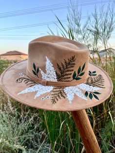 Botanical Tan Floral Hat Personalized Rancher Hat Poppies - Etsy Painted Hats For Women, Cowboy Hat Crafts, Poppy Hat, Rodeo Mom, Sombrero Cowboy, Cowboy Hat Design, Custom Cowboy Hats, Statement Hat, Custom Made Hats