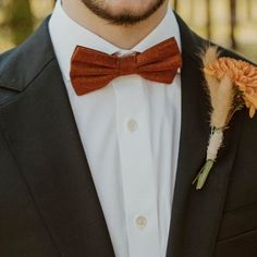 The Skyrocket men's orange bow tie and pocket square. This is bow tie and pocket square in a burnt orange/rust colour. This is also available in a 6cm, 7cm and 8cm wide necktie and these options are available at checkout. This rust bow tie and pocket square set makes an ideal man's gift, groomsmen gifts and formal wedding attire as they come with stunning free gift wrapping. If you opt for gift wrapping, we will send your item beautifully wrapped in a cardboard box with string and a gift tag for Rust Bridesmaids And Groomsmen, Mens Wedding Attire Vest, Rust Bow Tie, Burnt Orange Bow Tie, Orange Bow Tie, Gray Groomsmen Suits, Jordan Wedding, All Black Suit, Formal Wedding Attire