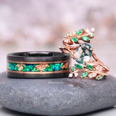 Celebrate your love with this exquisite His and Hers wedding band set, meticulously crafted to symbolize your unique bond. ►Her Ring: *This enchanting ring set features a stunning moss agate center stone, surrounded by delicate emerald leaf side stones, all beautifully set in luxurious 14K rose gold vermeil. The rich hues of the moss agate and the vibrant green of the emerald leaves create a harmonious blend of natural elegance and timeless beauty. *Her ring is 925 solid sterling silver with 14k rose gold gold finish. *Green Moss Agate is a gemstone known for its enchanting moss-like inclusions that resemble the natural patterns found in moss or foliage. These inclusions give each stone a unique and organic appearance, making it a perfect choice for a one-of-a-kind ring. The green color of Matching Engagement Rings His And Hers, Non Traditional Wedding Rings Sets, Wedding Rings Sets His And Hers Unique, Green Wedding Band, Unique Wedding Band Sets, Unique Promise Rings, Couples Ring, Cute Engagement Rings, Tungsten Mens Rings