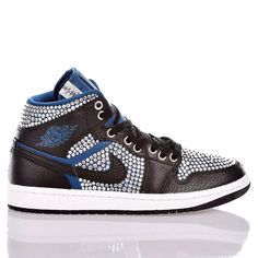 Take your style to the next level with the exclusive custom Nike Air Jordan 1 Check Swarovski sneakers. This iconic two-tone model, in black and white with blue details, has been completely covered with Swarovski crystals, giving it an extraordinary brilliance. The Nike Air Jordan 1 Check Swarovski are the perfect choice for those who want to stand out with style and luxury. Sporty Black Sneakers With Rhinestones, High-top Bling Sneakers For Streetwear, High-top Rhinestone Sneakers For Streetwear, Luxury Black Sneakers With Rhinestones, Black Luxury Sneakers With Rhinestones, Luxury High-top Sneakers With Rhinestones, Sporty Bling Sneakers For Streetwear, Sporty Streetwear Sneakers With Bling, Iced Out Round Toe Sneakers For Streetwear