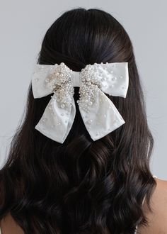 Combining organic details and unabashedly feminine shapes, the Taryn Bow Barrette is an awe-inspiring feast for the eyes. Drawing inspiration from seashells and other natural wonders, the embellishment organically radiates from the bow's center, as though it were carried with the tide. Handcrafted of silk satin, this sizeable bow is firmly secured on an automatic French barrette clasp, making for secure and easy placement in any style. Bow With Pearls, Bridal Bow, Table Florals, Diy Hair Accessories Ribbon, Luxury Hair Accessories, Bow Barrette, Bow Headbands, Eyes Drawing, Pearl Bow