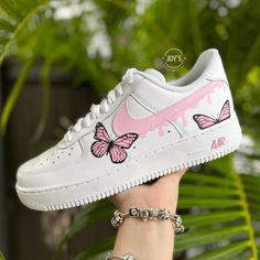 Dripping Pink Custom Air Force 1 Sneakers with Butterflies. Low Pre Teen Shoes, Pink Butterfly Shoes, Nike Shoes Cute, Girls Nike Shoes, Shoes Pictures, Casual Shoes Women Sneakers, Nike Shoes Women Fashion