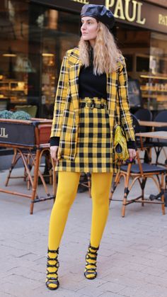 Yellow Plaid Skirt Outfit, Yellow Tights Outfit, Geek Chic Outfits, Yellow Plaid Skirt, Yellow Tights, Birthday Photoshoot Ideas, Colored Tights Outfit, Tights Outfits