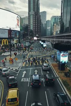 a busy city street filled with lots of traffic