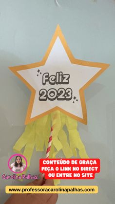 a hand holding up a paper star with the words feliz 2020 written on it