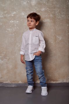 Kids Poses For Photoshoot Boys, Kid Photoshoot Ideas Boys, Young Boy Outfits, Little Boy Photoshoot, Boy Photo Shoot, A Pregnant Woman