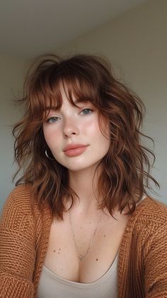 Stay on trend with these 12 hairstyle trends that are incredibly friendly and flattering for round faces. Modern Mullet, Round Face Haircuts, Short Hair With Bangs, Haircuts With Bangs, Hair Inspo Color, Medium Length Hair Cuts, Hairstyles Haircuts, Hairstyles With Bangs, Hair Looks