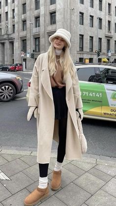 Blush Pink Coat Outfit Winter, Seattle Outfits Winter, Chicago Outfit Winter, Rome Winter Outfits, Rome Outfits Winter, Chicago Winter Outfits, Leggings Outfit Comfy, Outfits For Leggings, How To Style Uggs