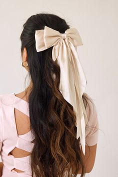 Big hair bow with barrette clip Bridesmaid Bow Hair, Women Bow Hairstyle, Confirmation Hairstyles, Big Bow Hairstyle, Hairstyle With Bow Clip, Tea Party Hairstyles, Heair Style, Hair Bow Wedding, Ballerina Hair