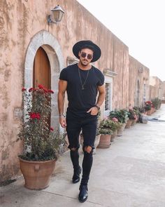 #tshirt #pants #shoes #fedora #necklace #sunglasses Black Stylish Outfits, Fedora Hat Outfits, Fedora Hat Style, Gentleman Fashion, Black Outfit Men, Fashion Usa, Mens Hats Fashion