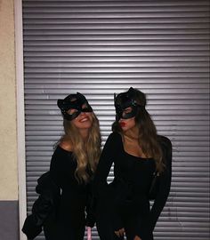 Halloween costumes Catwoman Friends Hot Halloween Costumes Women, Friend Halloween Costumes, Best Friend Halloween, Halloween Duos, Superhero Halloween, Hot Halloween, With Best Friend