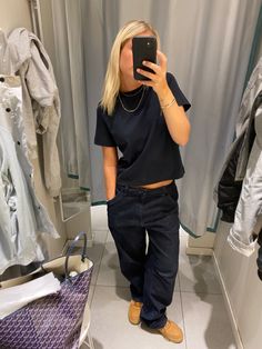 Jeans Outfit Baggy, Low Rise Jeans Outfit, It Girl Outfit, Scandi Girl, Baggy Jeans Outfit, Navy Outfit, Scandinavian Fashion, Pic Pose