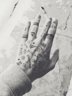 Awesome Inked Hand - ideas for minimal tattoos Tato Flash, Henne Tattoo, Tatuagem Masculina Pequena, Handpoke Tattoo, Best Tattoo Designs, Hand Tattoo