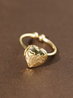 The Locket Heart Ring is a stunning piece of jewelry with a heart-shaped locket that opens to reveal a small compartment for a cherished photo or keepsake, combining timeless romance with personal sentiment. Heart Shape Wedding Ring, Gold Heart Locket Aesthetic, Good Heart Locket, Dainty Claddagh Ring, Unique Handmade Gifts For Boyfriend, Things To Put In A Locket, Vintage Heart Ring, Christmas Wishlist Ideas 2024, Sweet Gifts For Boyfriend