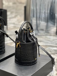 Description S.L Bahia Small Bucket Bag Black For Women 10.2in/25cm YSL 6867332US3W1000 Rep 1:1 Size: 16 x 25 x 16cm / 6.3 x 10.2 x 6.3 (Length x Height x Width ) One compartment Gold toned hardware Includes box, dust bag. This product is of the best quality. Small Bucket Bag, Louis Vuitton Shirt, Small Buckets, Luxury Products, Evening Clutch Bag, Accessories Store, Tote Backpack, Fashion Handbags, Evening Bags