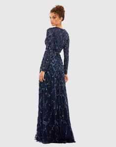 Haz una declaración con este impresionante vestido de manga larga adornado. Su favorecedora silueta en forma de A, su escote alto y sus lentejuelas y detalles de pedrería lo convierten en el vestido perfecto para eventos nocturnos y eventos de gala.



 Mac Duggal

 Superposición de malla adornada a mano; Forro 100% poliéster

 Corpiño parcialmente forrado; falda completamente forrada; mangas semitransparentes sin forro




 Escote alto redondo ilusión

 Manga larga

 Detalle de cuentas en la cintura

 Delicadas lentejuelas florales cosidas a mano y adornos de cuentas.

 Cremallera trasera oculta

 Aprox. 62,5" desde la parte superior del hombro hasta el dobladillo inferior

 Disponible en medianoche

 Estilo #A5496 Glitter Prom Dresses, Short Summer Dresses, Sequin Prom Dresses, Prom Dress Shopping, Green Prom Dress, Satin Prom Dress, Pink Prom Dresses, Ball Gowns Prom, Mac Duggal