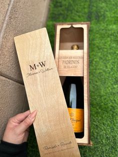 Haz una petición emotiva e inolvidable con nuestra hermosamente elaborada caja de vino de madera personalizada y grabada. Esta elegante y única caja de vino es la manera perfecta de pedirle a alguien especial que sea padrino o madrina en tu boda. Ya sea para un querido familiar o un amigo cercano, este recuerdo será apreciado para siempre. **Detalles del Producto - **Material Madera maciza de alta calidad - **Dimensiones 14.6x5 pulgadas - **Personalización Grabado con tu mensaje personalizado - **Diseño Clásico y atemporal con detalles intrincados - **Compartimentos Acomoda una botella de vino estándar (vino no incluido) - **Cierre Cierre seguro para mantener la botella protegida **Opciones de Personalización - Grabado en la parte frontal: "¿Quieres Ser Nuestro Padrino/Madrina?" con sus no Wedding Favours, Gift Registry, Wedding Favors, Wedding Gifts, Beauty Book, Gift Card, Etsy Accessories, Accessory Gift, Display Homes