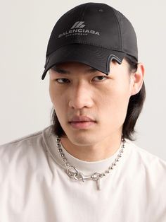 Part of the AW24 collection, Balenciaga's baseball cap has a signature notched brim and is printed with reflective branding across the front. Made in Italy from hard-wearing drill, it has embroidered eyelets and an adjustable back tab for a customisable fit. Balenciaga Cap, Tom Ford Bag, Balenciaga Men, Denim Baseball Cap, Balenciaga Logo, Baseball Caps Mens, Suede Jacket, Sport Bag, Mr Porter