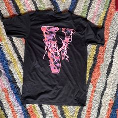 Size L Never Worn Edgy Pink T-shirt For Streetwear, Pink Graffiti Print T-shirt For Streetwear, Vlone Clothing, Never Broke Again, Colorful Shirts, Black Pink, Tee Shirts, Man Shop, Mens Shirts