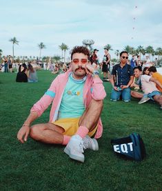 #FASHIONBOYS || TREND: COACHELLA FESTIVAL pinterest.com/ojuanroch instagram.com/juanroch #menstyle #festival #festivallook #coachella #boys #fashion #itboy #fashionmen #estilodehomem #coachellalook #photograph #tumblr Guy Festival Outfit, Groovin Outfits, Men Coachella Outfits, Festival Looks Men, Masc Lesbian Fashion, Festival Ootd, Gay Style, Men Festival Outfit