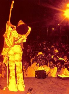 Jimi Hendrix, at the United Block Association Harlem Benefit, 139th Street & Lenox Avenue, New York, September 5, 1969. “Seeing Jimi in Harlem, it was blaz­ingly apparent that he has a new spirit. […] He had enthusiasm and willingness to boogie. For... Voodoo Child, New York September, Jimmy Hendrix, Guitar Playing, Rare Images, Old Music