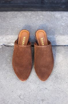 Классическая сигаро-коричневая бархатная кожа Мула подарок к - Etsy Франция Brown Mules With Suede Lining And Slip-on Fit, Fall Leather Mules With Suede Lining, Brown Slip-on Mules For Fall, Brown Leather Mules With Suede Lining, Brown Flat Heel Mules For Everyday, Brown Textured Sole Slip-on Mules, Brown Slip-on Mules With Textured Sole, Brown Leather Footbed Mules, Fall Suede Mules With Rubber Sole