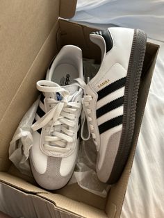 Black And White Sambas, Adidas Aesthetic, Samba White, Adidas White Shoes, Samba Shoes, Shoes Outfit Fashion, Adidas Samba Og, Shoe Wishlist