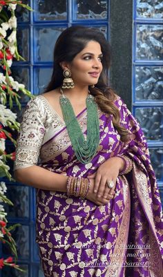 Purple Sarees With Contrast Blouse, Contrast Blouse For Purple Silk Saree, Purple Benaras Saree, Purple Saree Contrast Blouse, Bandhini Saree Blouse Patterns, Latest Blouse Pattern For Silk Saree, Benarasi Blouse Design, Purple Saree Look, Purple Saree Blouse