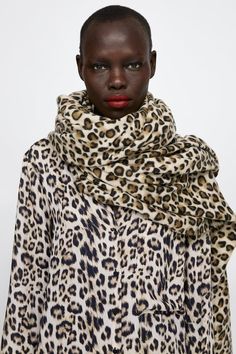 Zara Animal Print Handkerchief Winter Capsule Wardrobe Travel, Zara Scarf, Outfit Elegantes, Houndstooth Scarf, Look Zara, Animal Magnetism, Beaded Hair Clips, Leopard Scarf, Animal Print Scarf