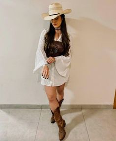 Outfit Vaquera, Country Glam Outfit, Vestidos Country, Bota Western, Cowgirl Couture, Casual Country Outfits, Cowgirl Style Outfits