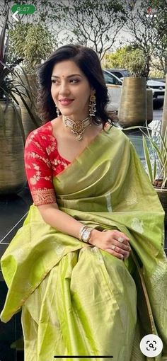 Onam Saree With Maroon Blouse, Silk Blouse Simple Designs, Blouse Ideas For Banarasi Saree, Fancy Blouse Neck Designs Latest, Blouse Designs Latest For Banarasi Saree, Banaras Sarees Blouse Designs, Latest Bridal Sarees Indian Weddings, Pattern Blouses For Sarees Simple, Contrast Saree And Blouse