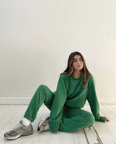 Green Sweatpants Outfit, Green Sweatsuit, Quarantine Outfit, Pants And Top, Green Sweatpants, Green Joggers, Sweatpants Outfit, Pose Idea, Winter Fits