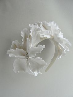 Amazing 100 % handmade flowers, luxury pearls. You need these handmade amazing crown. Be irresistible with this flowers. YEAH it's incredibly beautiful Brand Exploration, Headgear Fashion, White Flower Wedding, White Flowers Wedding, White Ivory Wedding, Flowers Luxury, White Flower Crown, Headband Crafts, Chic Purses