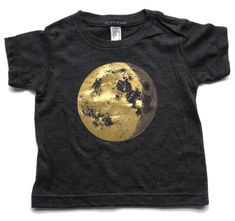 One of favorite moon designs!  Have you seen all of our  constellation, solar system & moon shirts?This New MOON shirt is soft tri-blend of cotton, polyester and rayon.... it's sweatshop free, made in the USA, and printed with a beautiful metallic gold foil. The crescent moon is a matte, brown ink and complements the shiny foil nicely. This item is quite reflective and lovely in person.▼▼ MORE MOON PRODUCTS ▼▼BABY CLOTHES:- Organic Moon Onesie: https://www.etsy.com/listing/129967155- Silver Stars Science, Moon Phases Shirt, Silver Shirt, Preteen Fashion, Moon Dress, Moon Graphic, Moon T Shirt, Space Shirts, Moon Shirt