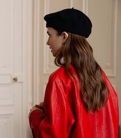 Outfit inspo Red Leather Trench Coat, Red Leather Coat, Chic Parisian Style, Red Beret, Paris Style