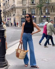 How To Wear Wide Leg Jeans, Jeans Outfit Ideas, Parisian Outfits, Flare Jeans Outfit, Wide Leg Jeans Outfit, Summer Wardrobe Essentials, Europe Outfits, Europe Fashion, Jeans Outfit