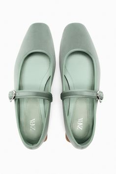 Velvet Ballet Flats, Velvet Flats, Velvet Shoes, Stunning Shoes, Chic Shoes, Nautical Fashion, Looks Chic, Zara Shoes, Ribbon Trim