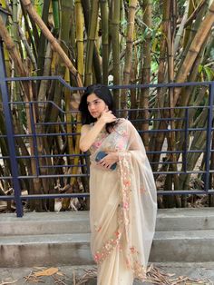 Bollywood Style Saree, South Indian Saree Aesthetic, Saree Outfit For Farewell, Sarees For Girls Farewell, Saree For Girls Farewell, Farewell Sarees Colleges, Girlish Saree, Saree For Farewell, Blouse Designs Wedding