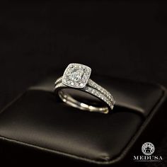 Ensemble Bague de Fiançailles et alliance à Diamants en Or 18 Karat Ensemble bague de fiançailles à diamants style ''Solitaire'' avec alliance. Le diamant est la pierre précieuse la plus répandue pour une bague de fiançailles. Il est l’emblème suprême de l’amour car il est symbole de pureté et d’éternité. Fabriquée au Canada Certification GIA Vient avec un emballage personnalisé et une boîte élégante Medusa. Délivrée avec certificat d'authenticité qui peut être utilisé à des fins d'assurance. To Princess Cut Diamond Halo Ring, Cushion Cut Solitaire, Jewelry Designing, Bagan, Diamond Engagement Ring Set, Wedding Band Sets, Fancy Jewelry, Engagement Ring Styles, The Supreme