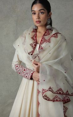 Traditional Indian Dress, Casual Indian Fashion, Desi Fashion Casual, Pakistani Dresses Casual, Pakistani Fancy Dresses, Salwar Kamiz, Traditional Indian Outfits, Indian Dresses Traditional