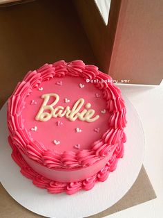 Бенто торт барби Small Barbie Cake Ideas, Simple Barbie Birthday Cake, Barbie Birthday Cake Aesthetic, Barbie Mini Cake, Barbie Vintage Cake, Birthday Cake Barbie Theme, Barbie Aesthetic Cake, Barbie Cake Aesthetic, Vintage Barbie Cake