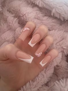 White Nails With Cute Designs, Flower Nail With French Tip, Cute And Simple French Tip Nails, Flower Nail French Tip, Nails With White French Tip, Cute Simple Medium Acrylic Nails, Pink Simple Nails Design, French Tip Nail Designs Winter